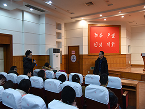 20180115190654102.jpg 李恒根与同学.jpg
